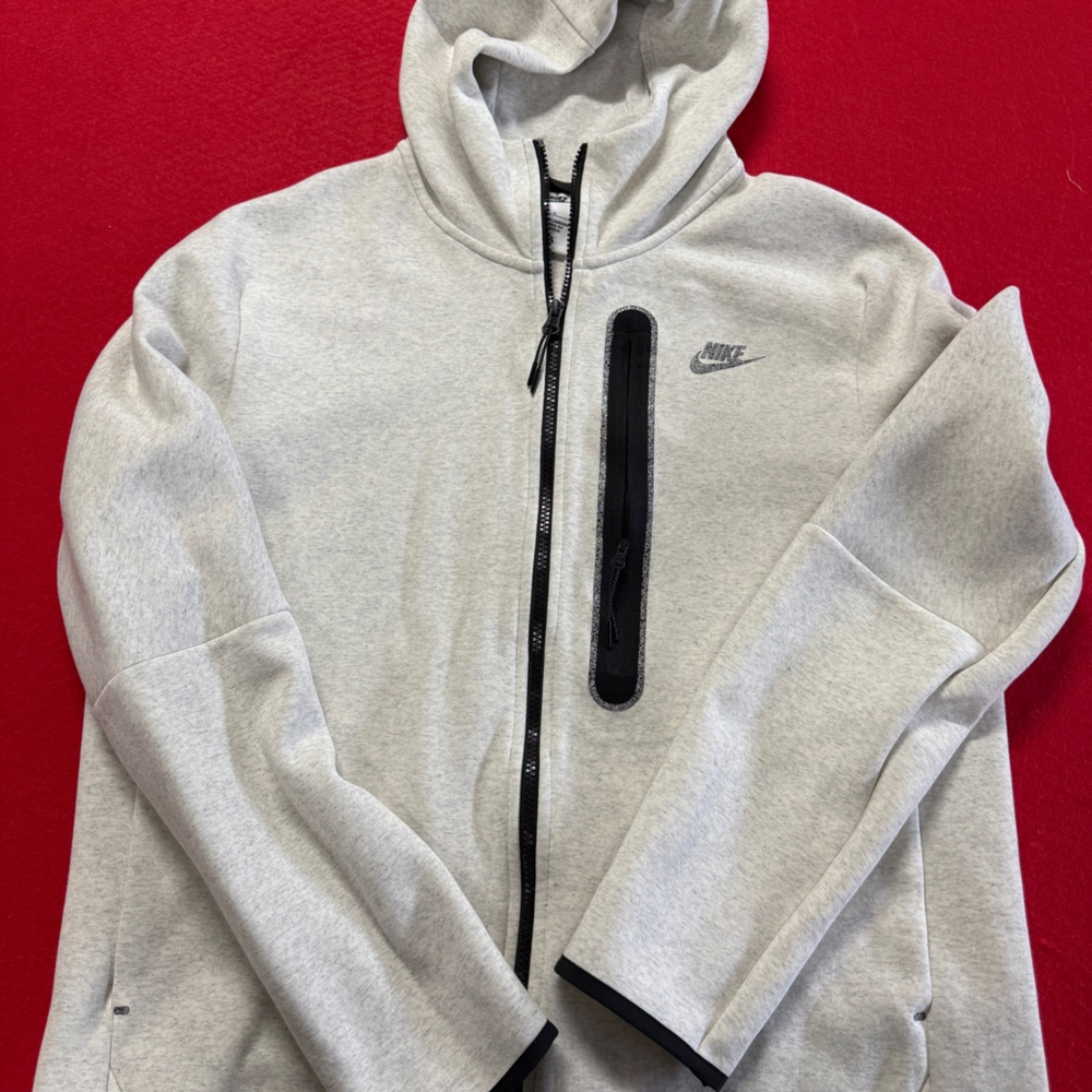 Nike Men's Gray Hoodie Sweater